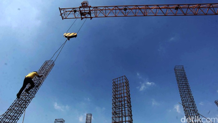 Pekerja konstruksi tengah mengerjakan pembangunan apartemen dikawasan jakarta timur (5/5/2013).Badan Pusat Statistik (BPS) mencatat pertumbuhan ekonomi kuartal I 2013 sebesar 6,02%, menurut Kepala BPS Suryamin, jika dibanding kuartal I 2012 (secara tahunan) tiga sektor yang mengalami pertumbuhan tertinggi adalah sektor pengangkutan dan komunikasi yang tumbuh 9,98%, sektor keuangan, real estate dan jasa perusahaan tumbuh 8,35% dan sektor konstruksi tumbuh 7,19%. File/detikFoto.