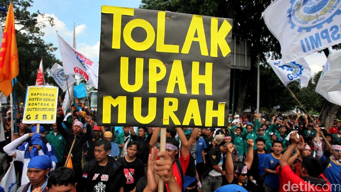 Ribuan buruh dari berbagai kelompok berhasil menguasai jalan di depan Istana Merdeka, Jl Medan Merdeka Utara, Selasa (1/5/2012). Mereka menuntut perbaikan kesejahteraan, kenaikan upah, penghaspusan sistem kerja kontrak dan meninjau ulang kebijakan kapitalisme yang menjadi tulang punggung ekonomi nasional. File/detikFoto.