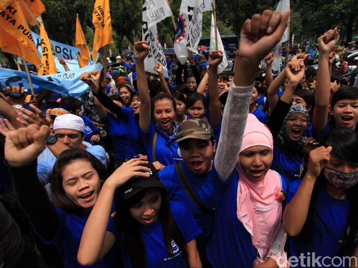 Ratusan buruh kembali menggelar demonstrasi di depan Balai Kota Jakarta, Jumat (2/11). Mereka kembali menuntut kenaikan Upah Minimum Provinsi (UMP) dan Kebutuhan Hidup Layak (KHL) ke Pemprov DKI. File/detikFoto.
