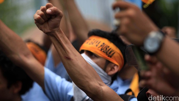 Ratusan buruh kembali menggelar demonstrasi di depan Balai Kota Jakarta, Jumat (2/11). Mereka kembali menuntut kenaikan Upah Minimum Provinsi (UMP) dan Kebutuhan Hidup Layak (KHL) ke Pemprov DKI. File/detikFoto.