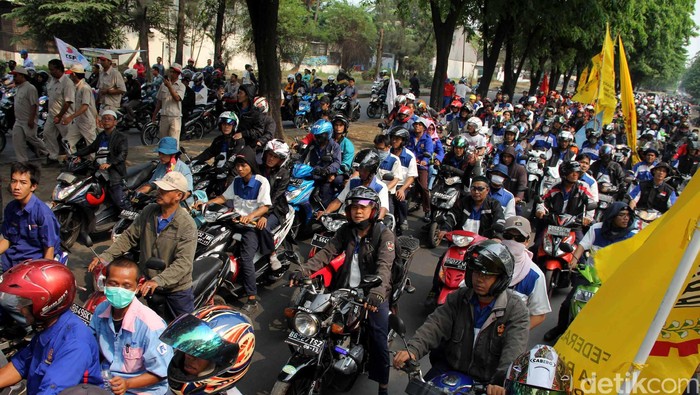 Ribuan buruh menggelar aksi mogok kerja di Kawasan Industri Pulogadung, Jakarta, Rabu (3/10). Aksi mogok buruh tersebut menuntut penghapusan sistem alih daya (outsourcing) dan kepastian jaminan sosial. File/detikFoto.
