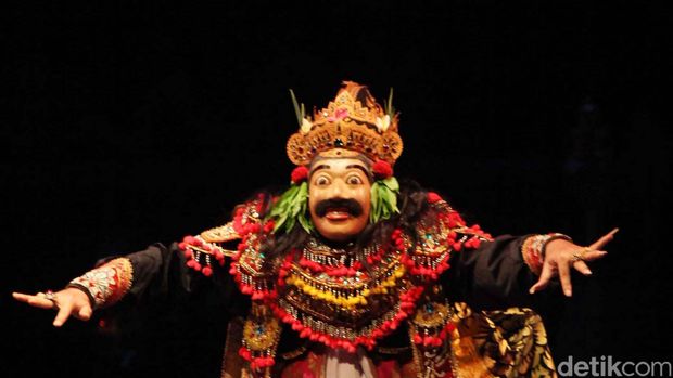 Dewan Kesenian Jakarta kembali mengelar acara seni tari yang menampilkan para maestro tari dari berbagai daerah di Gedung Kesenian Jakarta, Selasa (4/12/12) malam. Maestro tari topeng bukung asal Kalimantan Tengah Cing'an menunjukkan keahliannya. File/DetikFoto.