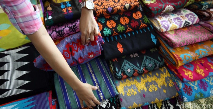 Salah satu pengrajin yang bisa menghasilkan kain tenun dan songket khas Lombok ini adalah merupakan binaan CSR Garuda Indonesia. Mereka bisa menghasilkan puluhan kain tenun dan songket dalam waktu satu bulannya. Semua ini buat atas permintaan dari para pelanggan, Ujar Ratna salah seorang pemilik Aldys Songket, di Mataram, Lombok, Nusa Tenggara Barat, Kamis (18/11/2014). Harga Tenun dan Songket itu sangat tergantung dengan tingkat kesulitan dalam proses membuatnya, bahan dan lama proses pembuatannya. Dari mulai yang berbahan Katun, Semi Sutra dan Sutra semua tersedia lengkap.