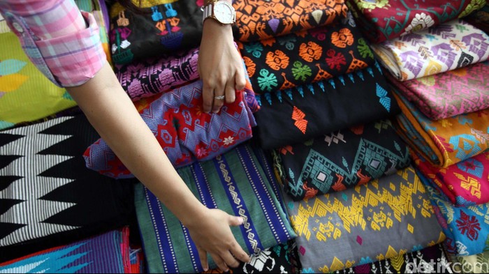 Salah satu pengrajin yang bisa menghasilkan kain tenun dan songket khas Lombok ini adalah merupakan binaan CSR Garuda Indonesia. Mereka bisa menghasilkan puluhan kain tenun dan songket dalam waktu satu bulannya. Semua ini buat atas permintaan dari para pelanggan, Ujar Ratna salah seorang pemilik Aldys Songket, di Mataram, Lombok, Nusa Tenggara Barat, Kamis (18/11/2014). Harga Tenun dan Songket itu sangat tergantung dengan tingkat kesulitan dalam proses membuatnya, bahan dan lama proses pembuatannya. Dari mulai yang berbahan Katun, Semi Sutra dan Sutra semua tersedia lengkap.