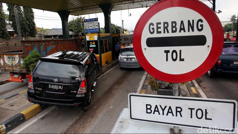 Akibat sang sopir mengantuk, mobil justru melaju dengan kecepatan kencang dan langsung menabrak tembok dan pot tanaman. Foto: Rengga Sencaya Akibat sang sopir mengantuk, mobil justru melaju dengan kecepatan kencang dan langsung menabrak tembok dan pot tanaman. Foto: Rengga Sencaya