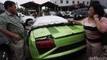 Melihat Gaya Hotman Paris dengan Mobil Mewahnya