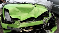 Mobil Lamborghini Hotman rusak setelah kecelakaan dengan mobil truk box, dan mobil bus pariwisata di Tol Wiyoto Wiyono, Jakarta Utara. Mobil Hotman menabrak truk yang pecah ban. Satu orang meninggal akibat peristiwa itu. (Foto: Grandyos Zafna/detikcom).