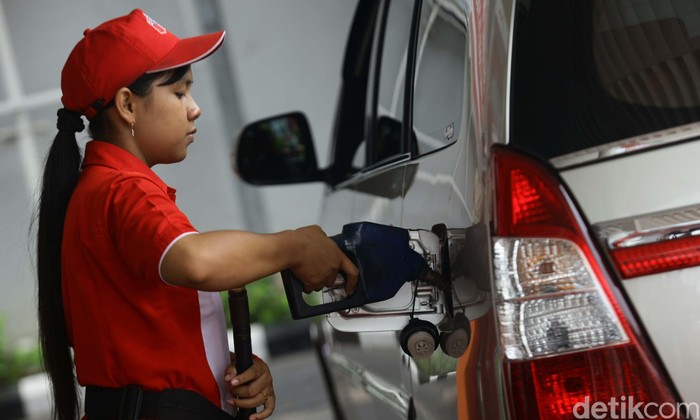 Pengendaran mengisi bbm jenis pertamax di SPBU Cikini, Jakarta, Senin (24/11/2014). harga bbm bersubsidi premium yang naik dan turun harga pertamax menjadi Rp 9.950 membuat banyak pengendara beralih menggunakan pertamax.