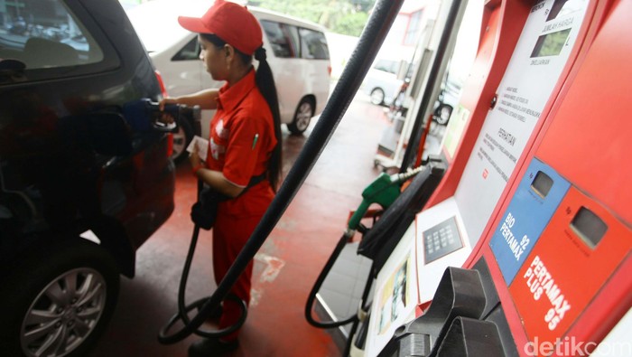 Pengendaran mengisi bbm jenis pertamax di SPBU Cikini, Jakarta, Senin (24/11/2014). harga bbm bersubsidi premium yang naik dan turun harga pertamax menjadi Rp 9.950 membuat banyak pengendara beralih menggunakan pertamax.