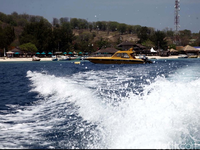 Gili Trawangan termasuk salah satu objek wisata pulau ditengah laut Barat pulau Lombok yang terbilang paling ramai, ketimbang Gili Air dan Gili Meno. Gili Trawangan dapat ditempuh dengan menggunakan perahu speedboat ataupun perahu tradisional di pesisir pantai senggigi dengan harga yang bervariattif mulai Rp 13.000,- hingga mencapai Rp 1,5juta dengan waktu tempuh sekitar 10 menit hingga 40 menit. Gili Trawangan, Lombok, Nusa Tenggara Barat.