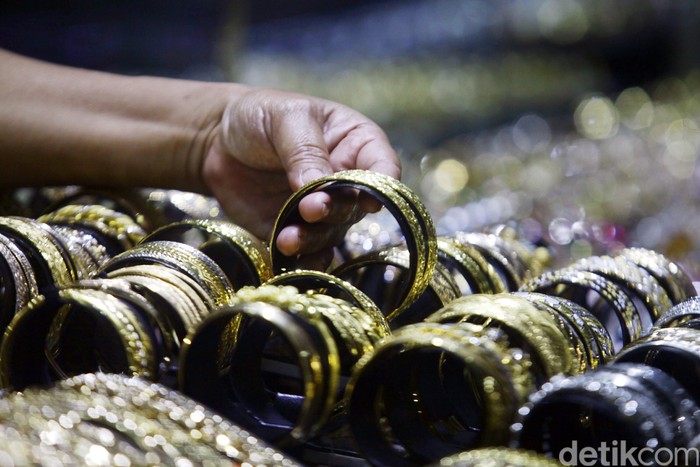 Penjual menata perhiasan emas di Cikini Gold Center, Jakarta, Senin (24/11/2014). Realisasi ekspor produk perhiasan Januari-Agustus 2014 secara mengejutkan mencapai US$ 3,17 miliar atau sekitar Rp 38 triliun. Capaian ini naik hingga 100% dibandingkan tahun sebelumnya pada periode yang sama.