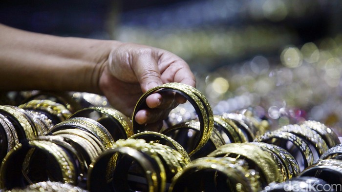 Penjual menata perhiasan emas di Cikini Gold Center, Jakarta, Senin (24/11/2014). Realisasi ekspor produk perhiasan Januari-Agustus 2014 secara mengejutkan mencapai US$ 3,17 miliar atau sekitar Rp 38 triliun. Capaian ini naik hingga 100% dibandingkan tahun sebelumnya pada periode yang sama.