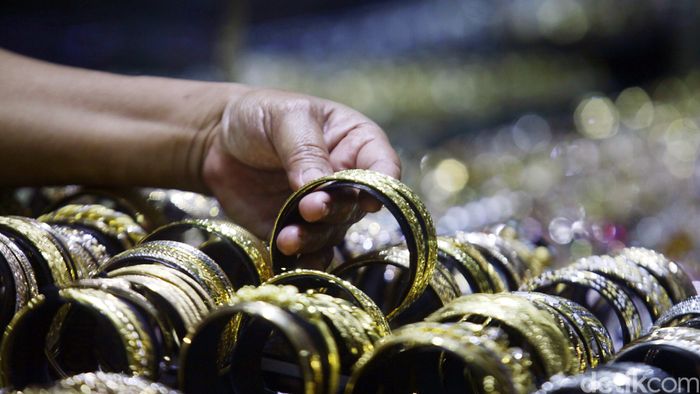 Toko Perhiasan di Cikini Gold Center Penjual menata perhiasan emas di Cikini Gold Center, Jakarta, Senin (24/11/2014). Realisasi ekspor produk perhiasan Januari-Agustus 2014 secara mengejutkan mencapai US$ 3,17 miliar atau sekitar Rp 38 triliun. Capaian ini naik hingga 100% dibandingkan tahun sebelumnya pada periode yang sama.