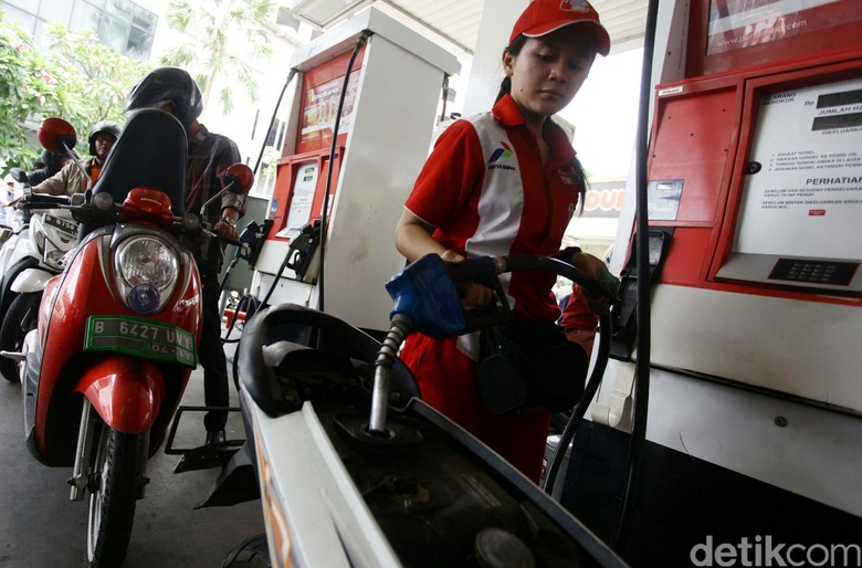 Ilustrasi sepeda motor mengisi bensin (Foto: Agung Pambudhy) Ilustrasi sepeda motor mengisi bensin (Foto: Agung Pambudhy)