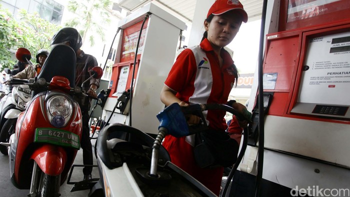 Pengendaran mengisi bbm jenis pertamax di SPBU Cikini, Jakarta, Senin (24/11/2014). harga bbm bersubsidi premium yang naik dan turun harga pertamax menjadi Rp 9.950 membuat banyak pengendara beralih menggunakan pertamax.