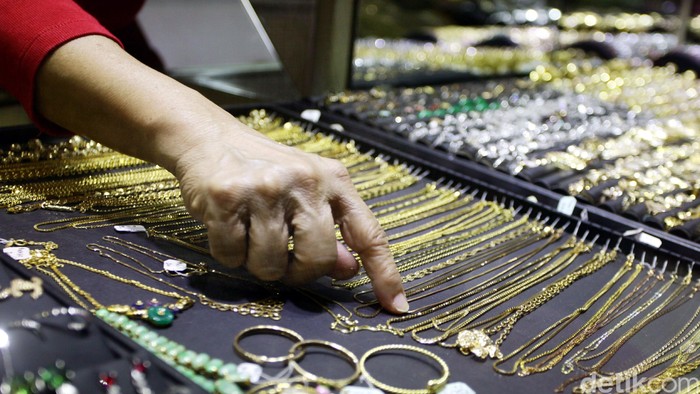 Penjual menata perhiasan emas di Cikini Gold Center, Jakarta, Senin (24/11/2014). Realisasi ekspor produk perhiasan Januari-Agustus 2014 secara mengejutkan mencapai US$ 3,17 miliar atau sekitar Rp 38 triliun. Capaian ini naik hingga 100% dibandingkan tahun sebelumnya pada periode yang sama.