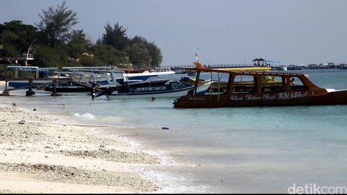 Gili Trawangan termasuk salah satu objek wisata pulau ditengah laut Barat pulau Lombok yang terbilang paling ramai, ketimbang Gili Air dan Gili Meno. Gili Trawangan dapat ditempuh dengan menggunakan perahu speedboat ataupun perahu tradisional di pesisir pantai senggigi dengan harga yang bervariattif mulai Rp 13.000,- hingga mencapai Rp 1,5juta dengan waktu tempuh sekitar 10 menit hingga 40 menit. Gili Trawangan, Lombok, Nusa Tenggara Barat.