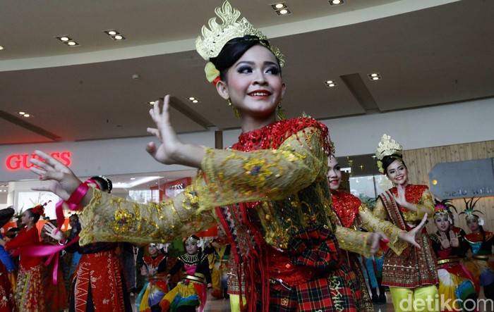 Penari melakukan gerakan tarian bersama-sama saat acara Indonesia Menari 2014 di Mall Grand Indonesia, Jakarta, Minggu (23/11/20Q14). Aksi ini diikuti oleh 1200 penari Dari berbagai sanggar tari dengan memadukan gerakan tari tradisiona  dan modern.