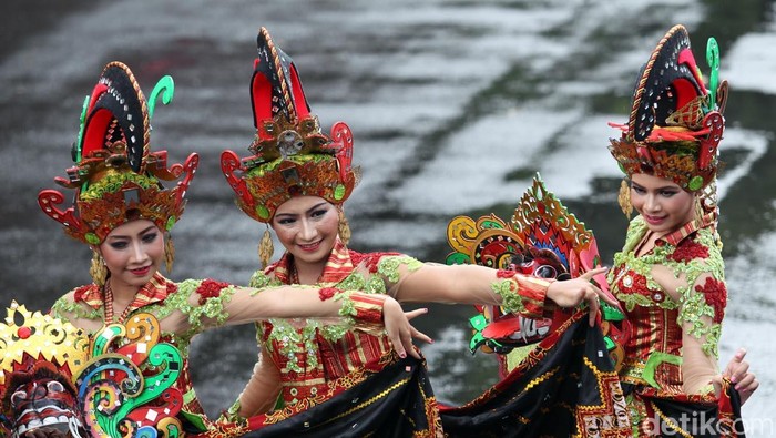 Hajat besar Bupati Abdullah Azwar Anas menggelar Banyuwangi Ethno Carnival (BEC) ke 2  dengan tema Re_Barong Using diguyur hujan lebat, Minggu (18/11/2012). Namun ribuan warga tak beranjak dan tetap menikmati karnaval tersebut. File/detikFoto.