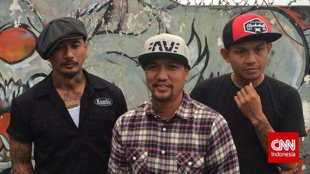 Via Vallen <i>Posting IG</i> Jawab ‘Semprotan’ Jerinx SID”/>Superman Is Dead, grup musik beraliran punkrock asal Bali yang terdiri atas (kiri ke kanan): Jerinx (drum), Eka Rock (bbad), dan Bobby Kool (gitar/vokal). (CNNIndonesia/Donatus Fernanda Putra)</div>
</div>
</td>
</tr>
</tbody>
</table>
<p>Via juga menegaskan tidak pernah menerima sepeser rupiah pun dari hasil penonton di YouTube.</p>
<p>“Jika kalian ragu dengan statement saa ini, kalian bisa langsungcek ke kantor youtube yang ada di Indonesia untuk menanyakan kebenaran soal akun youtube saya, ‘Via Vallen Official’. Tujuan saya mengcover lagu untuk diunggah di Youtube ‘Via Vallen Official’ sekali lagi bukan untuk uang,” kata Via yang mengaku pundi-pundi dari penampilan off air panggung ke panggung sudah cukup bagi ia dan keluarganya.</p>
<p>Di akhir klarifikasinya, Via Vallen pun meminta Jerinx lebih sopan dalam menegur, yakni dengan langsung menghubungi dirinya atau tak menulis dengan tudingan bahasa yang tak pantas terhadap seorang perempuan.</p>
<p>“Hargailah perempuan, karena yang melahirkan Anda adalah perempuan. Sekali lagi jika menurut kalian tindakan saya ini salah, saya mohon maaf,” demikian tutup klarifikasi Via Vallen.</p>
<p>Belakangan, menanggapi itu, Jerinx enggan meminta maaf telah menuliskan kata yang membuat Via Vallen merasa tak dihargai sebagai seorang permpuan</p>
<p>“Saya harus minta maaf memanggilnya pelacur? NEVER. Siapapun yg lacurkan integritasnya lalu lakukan hal tak terhormat hanya demi uang layak dicap pelacur. Bahkan seorang presiden sekalipun,” demikian pernyataan Jerinx lewat akun instagram miliknya, <span style=