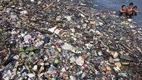 Anak-anak berenang diantara tumpukan sampah yang terdapat di Teluk Jakarta, Selasa (25/11/2014) lalu. Padahal, Wahana Lingkungan Hidup Indonesia menyatakan 80 persen lingkungan di perairan Teluk Jakarta tercemar berat karena limbah industri dan rumah tangga. ANTARA FOTO/Vitalis Yogi Trisna