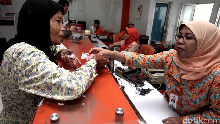 Warga menerima Bantuan Langsung Tunai Sementara Masyarakat (BLSM) di Kantor Pos Kelurahan Kramat Jati, Jakarta Timur (25/6/2013). Pemerintah menargetkan 15,5 juta masyarakat sudah menerima dana BLSM
sebelum memasuki bulan Ramadan, tahap pertama Balsem yang disalurkan adalah sebesar Rp 300 ribu. File/DetikFoto.