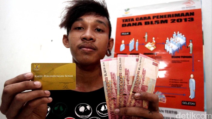 Warga menerima Bantuan Langsung Tunai Sementara Masyarakat (BLSM) di Kantor Pos Kelurahan Kramat Jati, Jakarta Timur (25/6/2013). Pemerintah menargetkan 15,5 juta masyarakat sudah menerima dana BLSM
sebelum memasuki bulan Ramadan, tahap pertama Balsem yang disalurkan adalah sebesar Rp 300 ribu. File/DetikFoto.