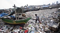 Seorang nelayan melintasi tumpukan sampah yang terdapat di Teluk Jakarta, Selasa (25/11/2014). Begini potret sampah yang ada di Teluk Jakarta yang di sebabkan oleh limbah industri dan rumah tangga. ANTARA FOTO/Vitalis Yogi Trisna