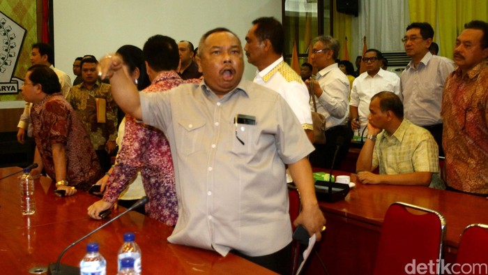 Cerita di Balik Kisruh Rapat Pleno Golkar yang Dipimpin Ical