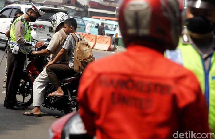Polisi melakukan Operasi Zebra 2014 di beberapa jalan Jakarta, Rabu (26/11/2014). Kepolisian Daerah Metro Jaya menggelar operasi Zebra Jaya 2014 yang dimulai pada hari ini hingga 6 Desember 2014.