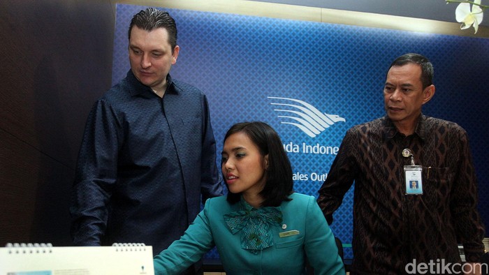 PT Garuda Indonesia, membuka kantor penjualan dan layanan baru di hotel Borobudur Jakarta, Kamis (27/11). Kantor baru ini akan melayani reservasi pembukuan, pembelian tiket, city check-in, layanan program frequent flier GarudaMiles, dan layanan pre flight. Direktur Pemasaran dan Penjualan Garuda Indonesia, Erik Meijer didampingi  Vice President Garuda Indonesia Nicodemus P. Lampe, meresmikan kantor penjualan dan layanan baru di Hotel Borobudur Jakarta.
