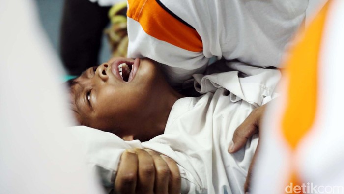 Ekspresi bocah menahan sakit saat sunat (Foto: Rachman Haryanto)