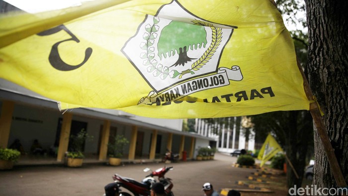 Beberapa orang dari Angkatan Muda Partai Golkar (AMPG) kubu Yoris berjaga di kantor DPP Partai Golkar di Slipi, Jakarta, Kamis (27/11/2014). Pasca bentrokan yang terjadi pada Rapimnas Partai Golkar beberapa hari lalu, kini kantor DPP Partai Golkar dijaga ketat oleh AMPG kubu Yoris.