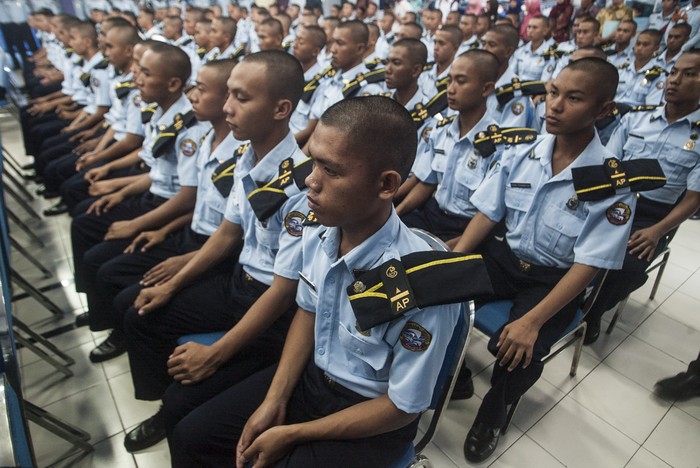 Ratusan Taruna dan Taruni Politeknik Kelautan dan Perikanan (Poltek KP) Sidoarjo mengikuti kuliah umum di Aula Poltek KP Sidoarjo, Sedati, Sidoarjo, Jawa Timur, Rabu (26/11). Menurut Badan Pengembangan Sumber Daya Manusia Kelautan dan Perikanan, Kementerian Kelautan dan Perikanan (KKP), potensi kelautan dan perikanan Indonesia yang besar membuka peluang kebutuhan tenaga kerja terampil, namun hal ini masih terkendala masih terbatasnya institusi yang mengembangkan pendidikan vokasi bidang kelautan dan perikanan. ANTARA FOTO/Suryanto/ss/mes/14