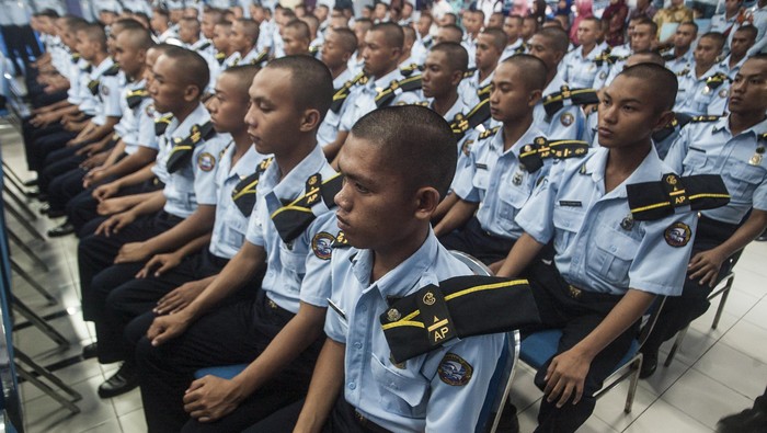 Ratusan Taruna dan Taruni Politeknik Kelautan dan Perikanan (Poltek KP) Sidoarjo mengikuti kuliah umum di Aula Poltek KP Sidoarjo, Sedati, Sidoarjo, Jawa Timur, Rabu (26/11). Menurut Badan Pengembangan Sumber Daya Manusia Kelautan dan Perikanan, Keme