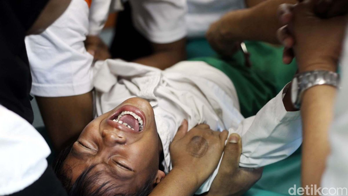 Mehmonxonada spontan jinsiy aloqani tomosha qiling