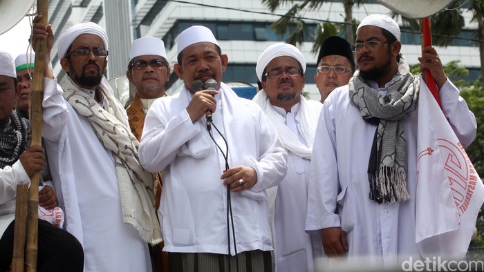 Massa FPI yang menolak Gubernur Basuki Tjahaja Purnama (Ahok) di depan gedung DPRD DKI dan Balai Kota melantik gubernur tandingan KH Farur Rozi Ishaq.Hasan Alhabshy/detikcom