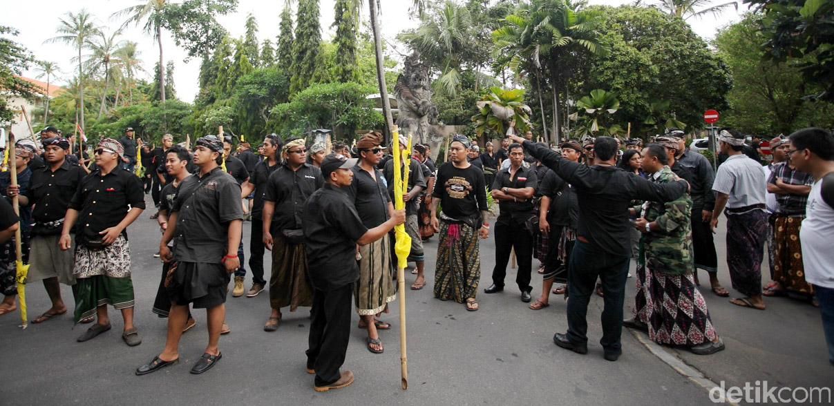 Ratusan pengamanan adat bersatu padu menjaga acara Munas Golkar IX di Hotel Westin, Nusa Dua Bali, Minggu (30/11/2014). Mengenakan pakaian serba hitam, para pasukan keamanan bayaran yang terdiri Laskar Bali, Baladika, bulldog dan lain sebagainya bersama Pecalang berjaga untuk mengantisipasi rusuh dan serangan para preman suruhan Yorrys seperti yang terjadi sepekan lalu di Kantor DPP Golkar, Jakarta.