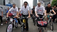 Jokowi, Ahok, dan Borris Johnson yang saat itu menjabat sebagai Wali Kota London gowes bareng di CFD Jakarta, Minggu (30/11/2014). Jokowi pun sempat menyinggung mengenai kunjungan kerja ke London ketika dia masih menjabat sebagai Gubernur DKI Jakarta. (Foto: Lamhot Aritonang)