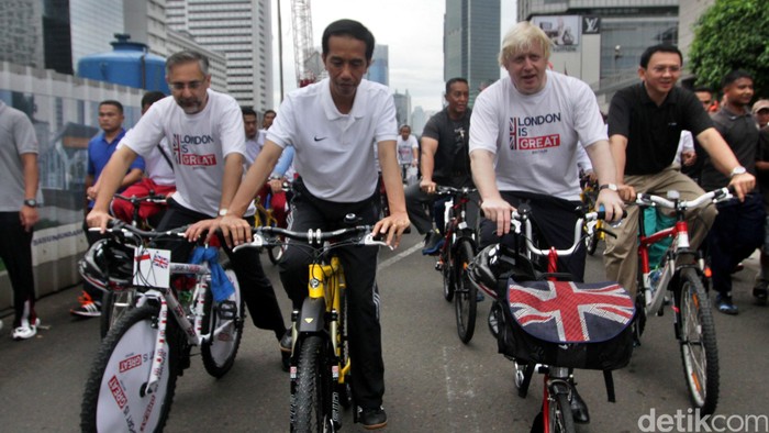 Presiden Joko Widodo bersepeda di acara Car Free Day (CFD) bersama Gubernur DKI Basuki T Purnama (Ahok) dan Wali Kota London Boris Johnson, Minggu (30/11/2014). Dalam kesempata itu, Boris Johnson memberikan 12 sepeda kepada Ahok.