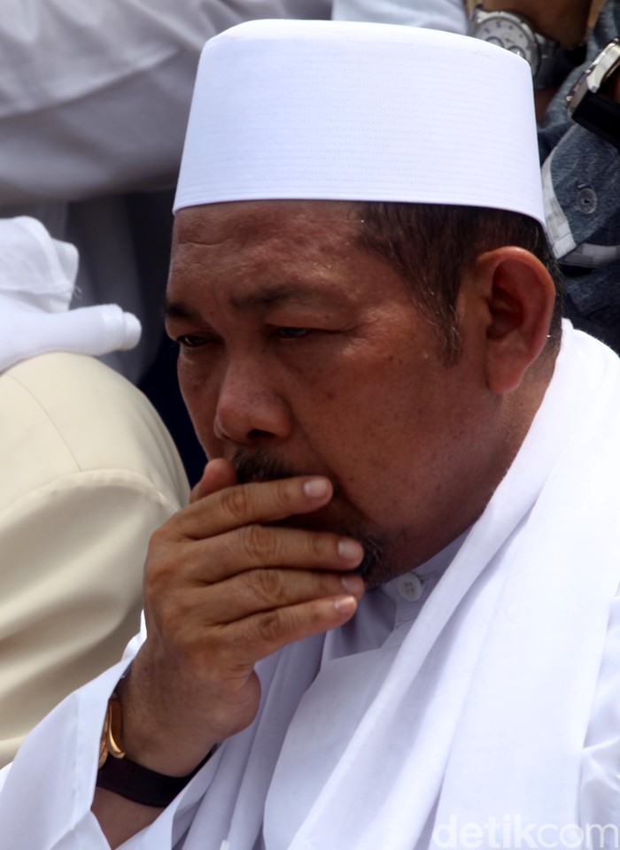 Massa FPI yang menolak Gubernur Basuki Tjahaja Purnama (Ahok) di depan gedung DPRD DKI dan Balai Kota melantik gubernur tandingan KH Farur Rozi Ishaq.Hasan Alhabshy/detikcom