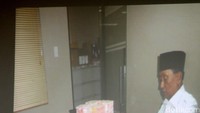 Fuad Amin diketahui kerap keluar masuk LP Sukamiskin dengan alasan berobat. Sudah seminggu lalu Fuad dirawat di Rumah Sakit Dustira, Cimahi, lantaran memiliki penyakit jantung dan vertigo.   Dia dirawat di Dustira. Sudah semingguan ini, kata Kalapas Sukamiskin Dedi Handoko.