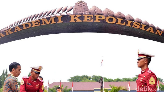 Presiden Joko Widodo (Jokowi) menghadiri apel bersama kepala satuan wilayah (kasatwil) di Akademi Kepolisian (Akpol) Semarang, Jawa Tengah, Selasa (2/12/2014). Jokowi juga memberikan pengarahan kepada kepada 31 Kapolda dan 452 Kapolres dari seluruh Indonesia.