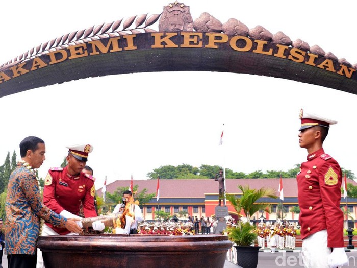 Presiden Joko Widodo (Jokowi) menghadiri apel bersama kepala satuan wilayah (kasatwil) di Akademi Kepolisian (Akpol) Semarang, Jawa Tengah, Selasa (2/12/2014). Jokowi juga memberikan pengarahan kepada kepada 31 Kapolda dan 452 Kapolres dari seluruh Indonesia.