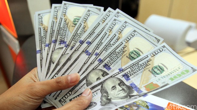 Rupiah Keok, Dolar AS Nyaris Rp 14.000