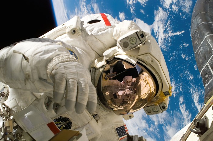 Ilustrasi astronot dengan latar bumi