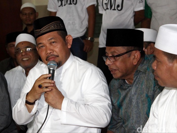 Usai dilantik menjadi gubernur tandingan yang diusung oleh Gerakan Masyarakat Jakarta KH Fahrurozi Ishaq hari ini menggelar jumpa pers terkait program kerjanya dan rencananya untuk melakukan blusukan ke kampung-kampung, Jakarta (3/12/2014).Fahrurozi pun mengatakan dalam menjalankan amanah itu, dirinya siap blusukan ke kampung-kampung Jakarta.