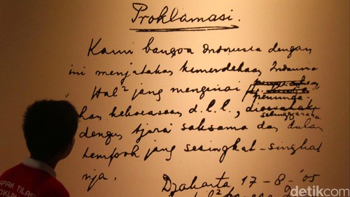 Pengunjung melihat-lihat Museum Perumusan Naskah Proklamasi yang berada di jalan Imam Bonjol, Jakarta Pusat, Jumat (16/08/2013). Naskah Proklamasi dirumuskan oleh Bung Karno, Bung Hatta dan Ahmad Subardjo. Menjelang hari kemerdekaan Indonesia pada 17 Agustus, museum ini ramai dikunjungi pengunjung. File/detikFoto.
