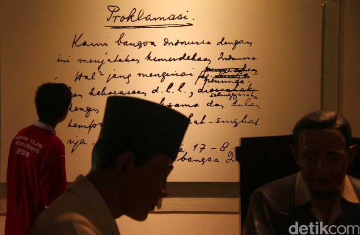 Pengunjung melihat-lihat Museum Perumusan Naskah Proklamasi yang berada di jalan Imam Bonjol, Jakarta Pusat, Jumat (16/08/2013). Naskah Proklamasi dirumuskan oleh Bung Karno, Bung Hatta dan Ahmad Subardjo. Menjelang hari kemerdekaan Indonesia pada 17 Agustus, museum ini ramai dikunjungi pengunjung. File/detikFoto.