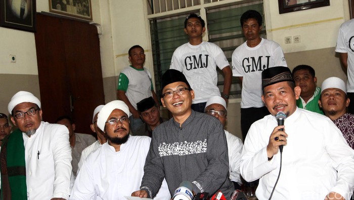Usai dilantik menjadi gubernur tandingan yang diusung oleh Gerakan Masyarakat Jakarta KH Fahrurozi Ishaq hari ini menggelar jumpa pers terkait program kerjanya dan rencananya untuk melakukan blusukan ke kampung-kampung, Jakarta (3/12/2014).Fahrurozi pun mengatakan dalam menjalankan amanah itu, dirinya siap blusukan ke kampung-kampung Jakarta.